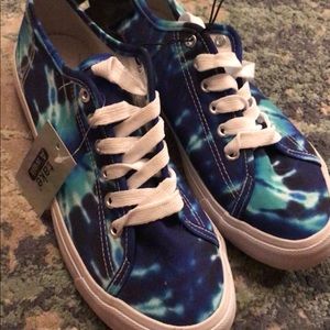 New with tags size 9 brand is Take Away